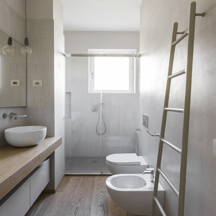 Idee per una stanza da bagno con doccia design di medie dimensioni con ante lisce, ante bianche, doccia alcova, bidè, lavabo a bacinella, top in legno, porta doccia a battente, piastrelle bianche, parquet chiaro e top beige
