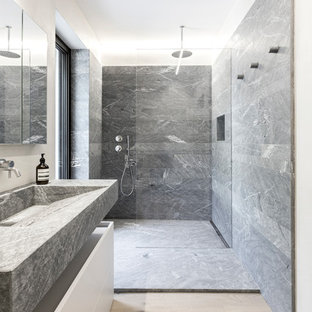 Esempio di una stanza da bagno moderna con ante lisce, ante bianche, doccia alcova, piastrelle grigie, pareti bianche, parquet chiaro, lavabo rettangolare, pavimento beige, doccia aperta e top grigio
