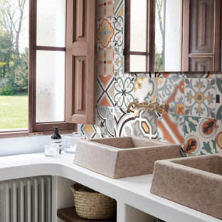 Immagine di una stanza da bagno mediterranea con nessun'anta, ante bianche, pareti bianche, lavabo a bacinella, top bianco, due lavabi e mobile bagno incassato
