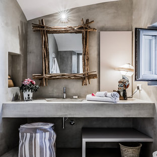 Idee per una stanza da bagno con doccia mediterranea di medie dimensioni con ante grigie, piastrelle grigie, lavabo integrato, pavimento grigio, top grigio, nicchia e mobile bagno sospeso