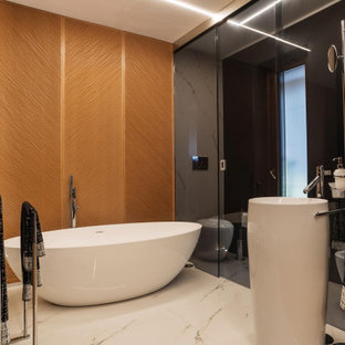 Esempio di una grande stanza da bagno padronale contemporanea con vasca freestanding, doccia alcova, pareti nere, pavimento in gres porcellanato, pavimento beige e porta doccia a battente
