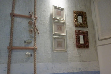 Decorazione materica della parete di un bagno
