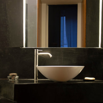 Dettaglio lavabo/specchio nel bagno padronale