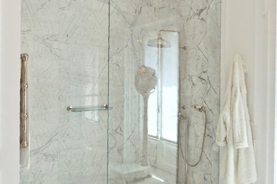 Immagine di una stanza da bagno contemporanea con pavimento in marmo e top in marmo