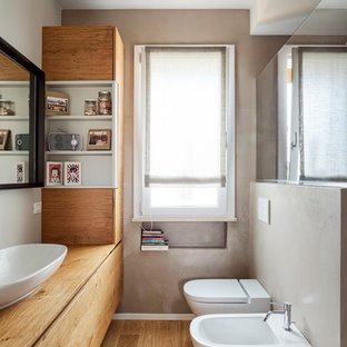 Ispirazione per una stanza da bagno moderna con ante in legno scuro, pareti grigie, top in legno, WC sospeso, parquet chiaro, lavabo a bacinella, pavimento beige e top beige