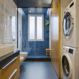 Idee per una grande stanza da bagno con doccia minimal con doccia alcova, bidè, piastrelle bianche, pareti blu, pavimento in gres porcellanato, top in quarzite, pavimento grigio, top grigio, ante lisce, ante in legno scuro, lavabo a bacinella e doccia aperta