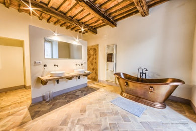 Esempio di una grande stanza da bagno padronale mediterranea con doccia aperta, piastrelle in terracotta, pavimento in terracotta e lavabo a bacinella