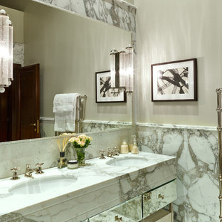 Ispirazione per una stanza da bagno chic con lastra di pietra, lavabo sottopiano e top in marmo