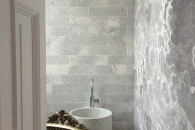 Ejemplo de cuarto de baño principal actual con baldosas y/o azulejos grises, suelo de madera oscura, lavabo con pedestal y encimera de mármol