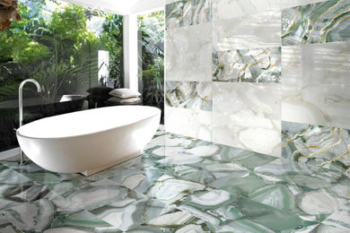 Ispirazione per un'ampia stanza da bagno padronale boho chic con vasca freestanding, piastrelle beige, piastrelle in gres porcellanato, pavimento in gres porcellanato e pavimento verde