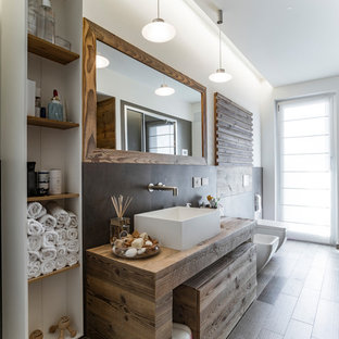 Immagine di una stanza da bagno con doccia stile marino con ante in legno bruno, piastrelle grigie, lavabo a bacinella, top in legno, bidè, pareti bianche e top marrone