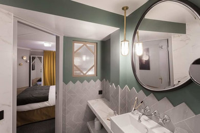 Ispirazione per una stanza da bagno con doccia moderna di medie dimensioni con pistrelle in bianco e nero, piastrelle in gres porcellanato, pareti blu, pavimento in gres porcellanato e top piastrellato