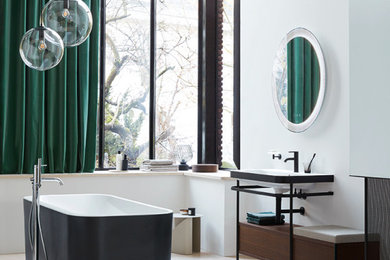 高級なコンテンポラリースタイルのおしゃれなマスターバスルーム (濃色木目調キャビネット、置き型浴槽、洗面台1つ、独立型洗面台) の写真