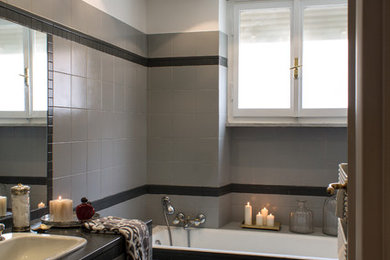 Esempio di una stanza da bagno bohémian con ante grigie e piastrelle grigie