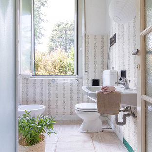 Foto di una stanza da bagno tradizionale con bidè, piastrelle beige, pareti beige, lavabo sospeso e pavimento beige