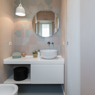 Ispirazione per una stanza da bagno minimal con ante lisce, ante bianche, bidè, piastrelle verdi, piastrelle rosa, pareti rosa, lavabo a bacinella, pavimento verde e top bianco