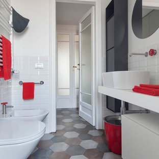 Foto di una stanza da bagno con doccia minimal di medie dimensioni con ante bianche, piastrelle bianche, piastrelle diamantate, pareti bianche, pavimento in gres porcellanato, lavabo a bacinella, top in cemento, pavimento multicolore, top bianco, ante lisce e bidè