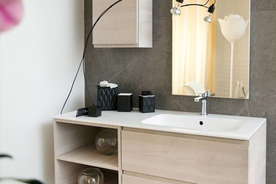 Esempio di una piccola stanza da bagno padronale design con ante in legno chiaro, piastrelle grigie, piastrelle in gres porcellanato, pareti bianche, pavimento con piastrelle in ceramica e lavabo da incasso