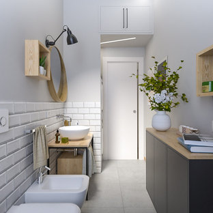 Idee per una stanza da bagno con doccia industriale di medie dimensioni con nessun'anta, ante nere, doccia alcova, WC sospeso, piastrelle bianche, piastrelle diamantate, pareti grigie, pavimento in gres porcellanato, lavabo a bacinella, top in legno, pavimento grigio, porta doccia scorrevole, lavanderia, un lavabo, mobile bagno freestanding e soffitto ribassato