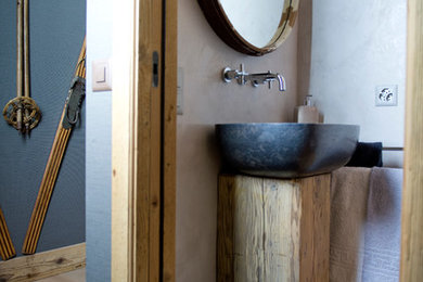 Immagine di una stanza da bagno industriale