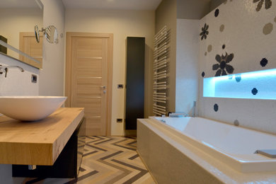 Idee per una grande stanza da bagno padronale contemporanea con ante lisce, ante verdi, vasca da incasso, WC sospeso, piastrelle bianche, piastrelle a mosaico, lavabo a bacinella, top in legno, pavimento multicolore, un lavabo e mobile bagno sospeso
