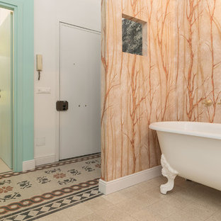 Immagine di una stanza da bagno padronale bohémian con vasca con piedi a zampa di leone, pareti multicolore, lavabo sospeso e pavimento multicolore