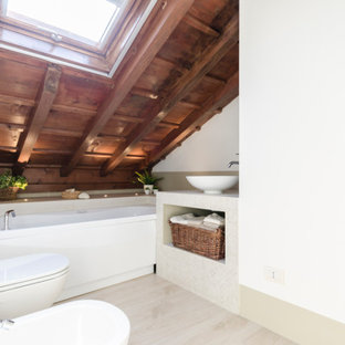 Ispirazione per una piccola stanza da bagno design con piastrelle beige, piastrelle in gres porcellanato, pareti bianche, pavimento con piastrelle effetto legno, lavabo a bacinella, top piastrellato, pavimento beige, top beige, travi a vista, soffitto a volta, soffitto in legno, nessun'anta, ante bianche, vasca ad alcova, WC sospeso, un lavabo e mobile bagno incassato