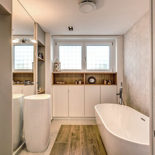 Esempio di una stanza da bagno padronale contemporanea con ante lisce, ante bianche, vasca freestanding, piastrelle grigie, pareti grigie, parquet scuro, lavabo a consolle e pavimento marrone