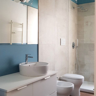 Idee per una stanza da bagno design di medie dimensioni con ante lisce, ante bianche, doccia a filo pavimento, WC a due pezzi, piastrelle beige, piastrelle in gres porcellanato, pareti blu, pavimento in gres porcellanato, lavabo a bacinella, top in laminato, pavimento marrone e top bianco
