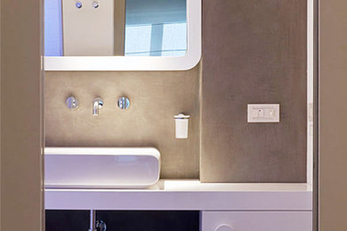 Foto di una stanza da bagno minimalista con ante bianche, pareti marroni e lavabo a bacinella