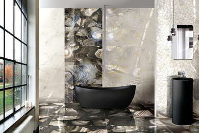 Immagine di un'ampia stanza da bagno padronale design con vasca freestanding, piastrelle bianche, piastrelle in gres porcellanato, pavimento in gres porcellanato, lavabo a colonna e pavimento nero