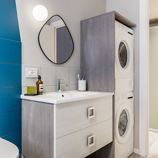 Ispirazione per una stanza da bagno con doccia design di medie dimensioni con ante lisce, ante beige, doccia a filo pavimento, WC a due pezzi, piastrelle blu, piastrelle in gres porcellanato, pareti beige, lavabo integrato, top in laminato, porta doccia scorrevole, top beige, panca da doccia, un lavabo e mobile bagno sospeso