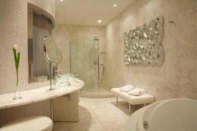 Cette photo montre une salle de bain chic.