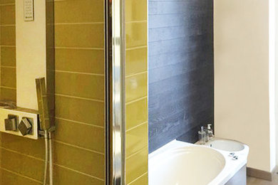 Foto di una stanza da bagno padronale scandinava di medie dimensioni con vasca ad angolo, doccia alcova, piastrelle gialle, piastrelle in ceramica, pareti blu, pavimento in legno massello medio, pavimento marrone e porta doccia a battente