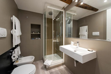 ローマにあるカントリー風のおしゃれな浴室の写真