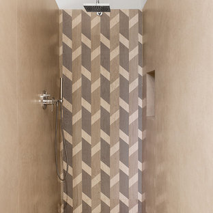 Esempio di una piccola stanza da bagno con doccia industriale con doccia a filo pavimento, piastrelle nere, piastrelle in gres porcellanato, pareti bianche e lavabo a bacinella