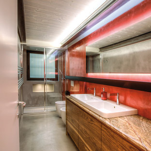 Esempio di una stanza da bagno con doccia design di medie dimensioni con ante lisce, WC sospeso, pareti rosse, lavabo da incasso, porta doccia scorrevole, pavimento in cemento, pavimento grigio, ante in legno scuro, doccia alcova e top marrone