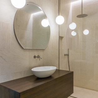 Foto di una stanza da bagno minimalista con ante lisce, ante in legno bruno, doccia a filo pavimento, piastrelle beige, pareti beige, lavabo a bacinella, top in legno, pavimento beige, doccia aperta e top beige
