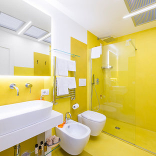 Ispirazione per una stanza da bagno con doccia design di medie dimensioni con ante bianche, doccia a filo pavimento, WC sospeso, pareti gialle, pavimento in cemento, top in cemento, pavimento giallo, doccia aperta, top bianco, un lavabo, mobile bagno sospeso, soffitto ribassato, nessun'anta e lavabo a bacinella