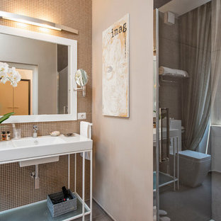 Esempio di una stanza da bagno con doccia minimal con nessun'anta, ante bianche, top bianco, doccia alcova, WC monopezzo, piastrelle a mosaico, pareti beige, lavabo a consolle, pavimento grigio e porta doccia a battente
