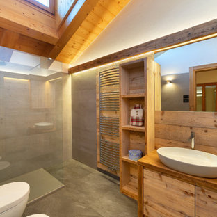 Esempio di una stanza da bagno con doccia stile rurale con ante lisce, ante con finitura invecchiata, WC sospeso, piastrelle grigie, pareti bianche, lavabo a bacinella, top in legno, pavimento grigio, top marrone, un lavabo, soffitto a volta e soffitto in legno