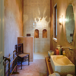 Foto di una stanza da bagno mediterranea con doccia alcova, pareti marroni, lavabo a bacinella, top in legno e pavimento marrone