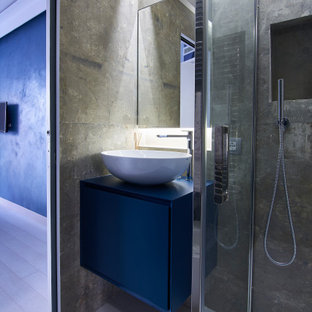 Ispirazione per una piccola stanza da bagno con doccia design con ante lisce, ante blu, doccia ad angolo, piastrelle grigie, lavabo a bacinella, pavimento grigio, porta doccia a battente, top blu, nicchia, un lavabo e mobile bagno sospeso