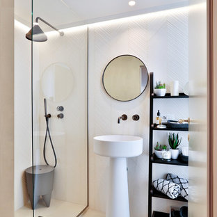 Immagine di una stanza da bagno minimal con doccia a filo pavimento, piastrelle bianche, pareti bianche, lavabo a colonna, pavimento bianco e doccia aperta