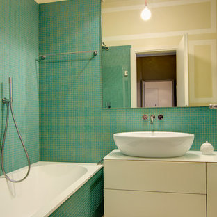 Esempio di una stanza da bagno minimal di medie dimensioni con ante lisce, ante beige, vasca da incasso, piastrelle verdi, piastrelle a mosaico, lavabo a bacinella, top bianco, vasca/doccia, pareti multicolore e pavimento beige
