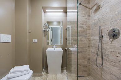 Mittelgroßes Modernes Duschbad mit bodengleicher Dusche, Wandtoilette mit Spülkasten, Steinplatten, beiger Wandfarbe, Kalkstein, Sockelwaschbecken und offener Dusche in Mailand