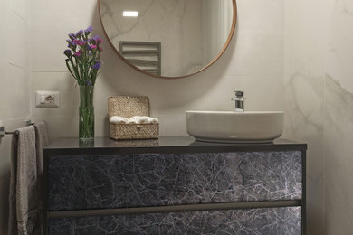 Foto de cuarto de baño único y flotante contemporáneo pequeño con armarios con rebordes decorativos, puertas de armario grises y aseo y ducha