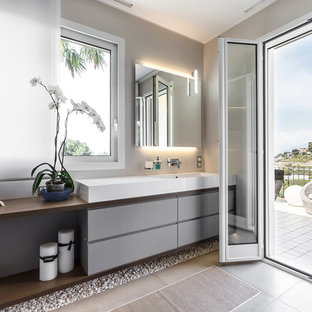 Esempio di una stanza da bagno padronale contemporanea con ante lisce, ante grigie, pareti grigie, top in legno, pavimento grigio e top marrone