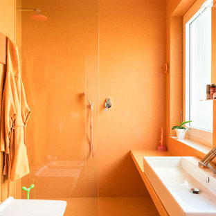 Exempel på ett eklektiskt orange oranget badrum med dusch, med orange skåp, en öppen dusch, en toalettstol med separat cisternkåpa, orange kakel, mosaik, orange väggar, ljust trägolv, ett fristående handfat, kaklad bänkskiva och med dusch som är öppen