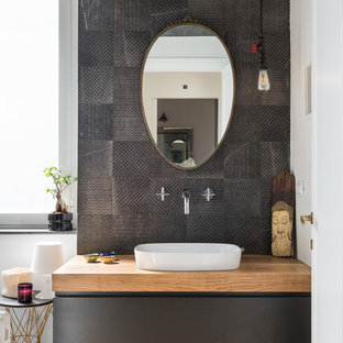 Ispirazione per una stanza da bagno padronale contemporanea con ante lisce, ante nere, piastrelle in gres porcellanato, pareti bianche, parquet chiaro, lavabo a bacinella, top in legno, top marrone, piastrelle nere e pavimento marrone